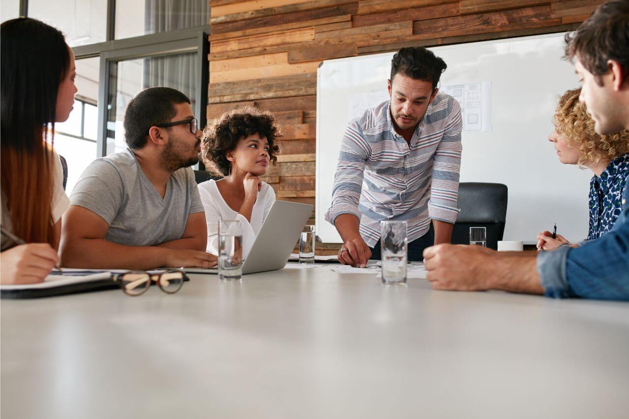 Como lidar com as diferenças geracionais e ser um bom líder de jovens?